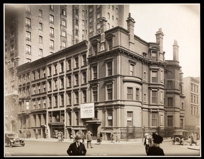 Das Äußere des Aeolian Company Building, nordöstliche Ecke der 54th Street und Fifth Avenue, New York, 1925 von Byron Company